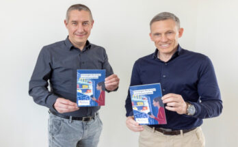 1. KBO Jan schneider und Landrat Ralf Leßmeister mit der Broschüre "Vorsorgen für Krisen und Katastrophen" vom BBK. Foto: Reiner Voß/Kreisverwaltung