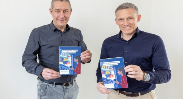 1. KBO Jan schneider und Landrat Ralf Leßmeister mit der Broschüre "Vorsorgen für Krisen und Katastrophen" vom BBK. Foto: Reiner Voß/Kreisverwaltung