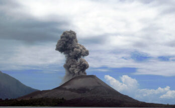 Vulkanische Aktivität des Anak Krakatau, 2008. Foto: flydime/CC BY 2.0